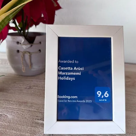 בית נופש Casetta Aruci Holidays מרצאממי